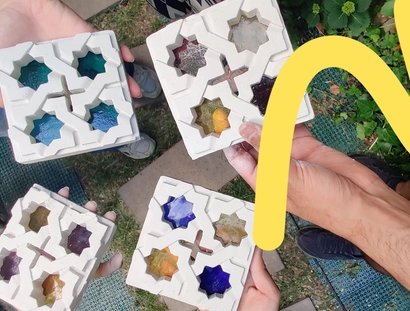 Teilnehmende präsentieren die Ergebnisse eines Workshops mit Stuck und Glas
