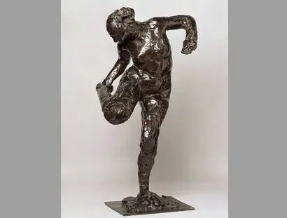 Edgar Degas, Tänzerin, ihre rechte Fußsohle betrachtend, Bronze, 1890–1911 (Guss 1919–1926)