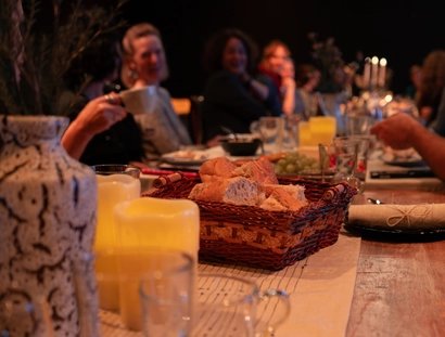 Zusammen am Tisch