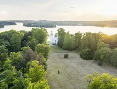 Pfaueninsel, Blick über die Große Schlosswiese zum Schloss