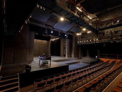 Bühne im UNI.T (Theater der UdK Berlin)