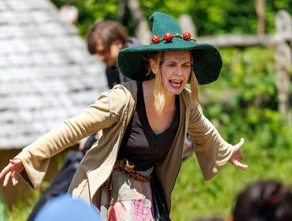 Die Märchenhexe Silberzweig während einer Vorführung im Museumsdorf Düppel