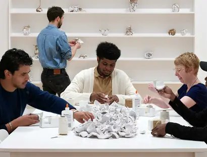 Yoko Ono, Installationsansicht von Mend Piece, 1966/2021/2023. What Matters: A Proposition in Eight Rooms, San Francisco Museum of Modern Art, 2023