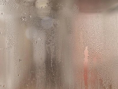 Umschlagabbildung: Ausstellungsansicht »NOTHINGTOSEENESS Void / White / Silence« (Akademie der Künste, 15. 9.–12. 12. 2021), Hans Haacke, Condensation Cube, 1963–6