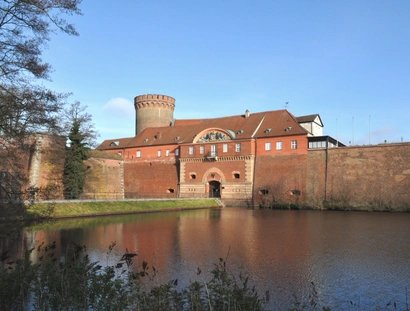 Es ist das Torhausund der Juliusturm der Zitadelle Spandau zu sehen.