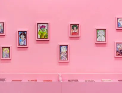Vaginal Davis, Paintings, Installationsansicht, Vaginal Davis: The Wicked Pavilion, Galerie Bortolozzi, Berlin, 2021, Foto: GRAYSC © Vaginal Davis, Courtesy: die Künstlerin und Galerie Isabella Bortolozzi, Berlin
