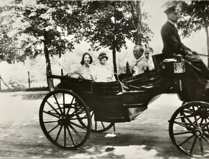Nina Kandinsky, Lily Klee, Wassily Kandinsky und Paul Klee bei einem Ausflug nach Wörlitz, 1931/32