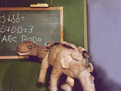 KEY VISUAL Herr Kluge und ein Dinosaurier in der Schule