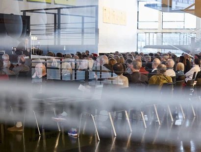 Im Foyer der Deutschen Oper Berlin