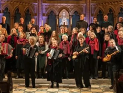 Singfrauen & MRAVALO