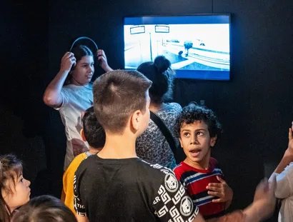 Kinder und Jugendliche präsentieren ihre Geschichten.