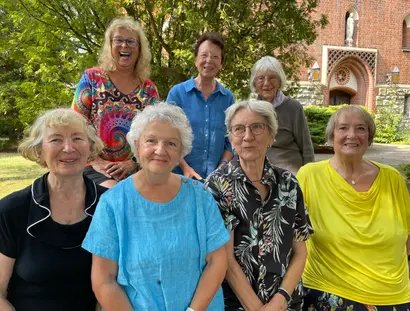 SchreibLotten vor der Kirche in Waidmannslust