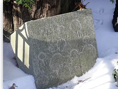 Unidentifizierter Grabstein auf dem Ehrengrab der Mendelssohn Bartholdys und Hensels