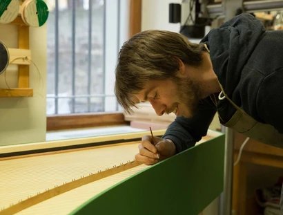Christian Rothe bei der Arbeit an einem Cembalo