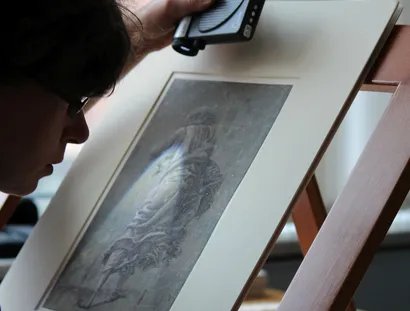 Betrachtung einer Zeichnung im Streiflicht