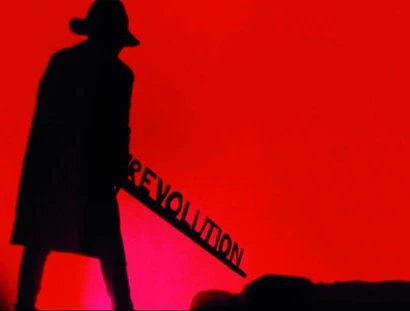 Visual zur Ausstellung "Auf die Barrikaden!" Zu sehen ist die Silhouette eines Menschen vor rotem Hintergrund sowie der Schriftzug "Revolution"