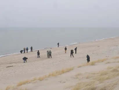 Latent Accumulations: Walking Along Paraffin Pollutiion Along Nida Coastline. Film Still: Anna Luise Schubert 2025