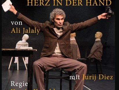 VISUAL Barfuss nackt Herz in der Hand.