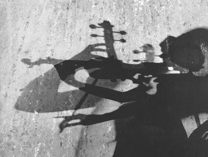 Sich mehrfach überlagendernde Schatten von einem Violine spielenden Mensch