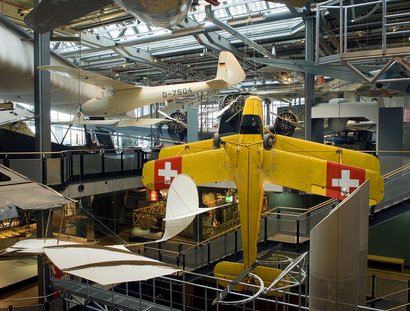 Im Deutschen Technik Museum Berlin hängen alte Flugzeuge an der Decke