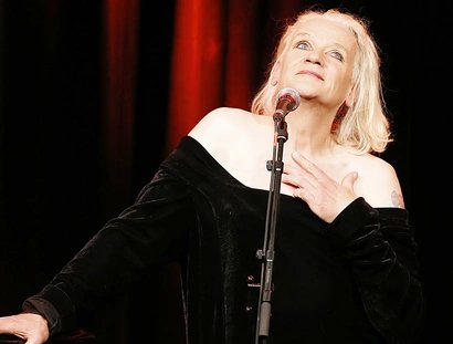 Georgette Dee singend auf der Bühne