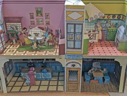 Modell eines eingerichteten Biedermeierhauses aus Papier