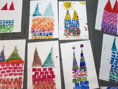 Farbige Stempeldrucke der Nikolaikirchentürme liegen auf dem Boden