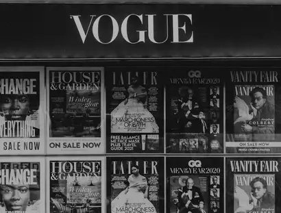 Schaufenster eines Zeitschriftenkiosks, Detail