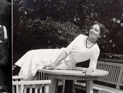 Links: Francesco von Mendelssohn inmitten des Varieté-Ensembles der Berliner "Scala". Rechts: Eleonora von Mendelssohn um 1914 im Garten der elterlichen Grunewaldvilla