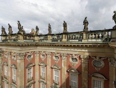 Neues Palais, Dach mit Sandsteinskulpturen