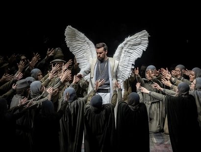 David Butt Philip als Lohengrin; Chor der Deutschen Oper Berlin
