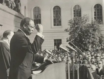 Paul Robeson bei einer Rede im Vorhof der Humboldt-Universität zu Berlin, nachdem ihm die Philosophische Fakultät die Ehrendoktorwürde verliehen hatte, 5. Oktober 1960
