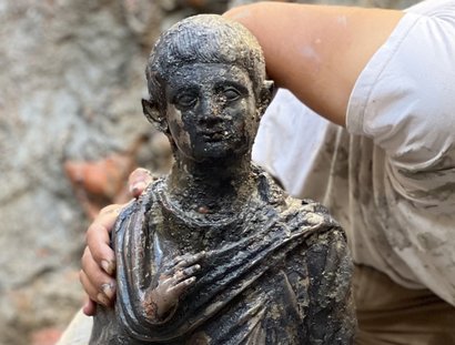 Figur eines mit einer Toga bekleideten Mannes in Fundsituation, Detail