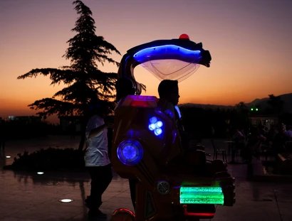 Nooshin Shafiee, Ohne Titel, aus „And all this slips around“, 2025