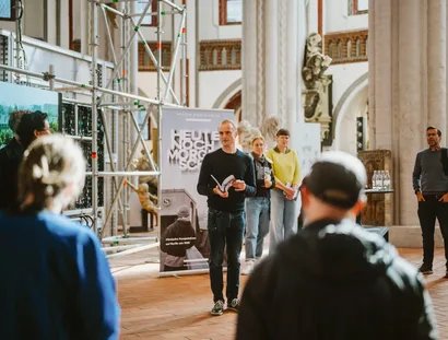 Kurator Florian Wüst in der Ausstellung