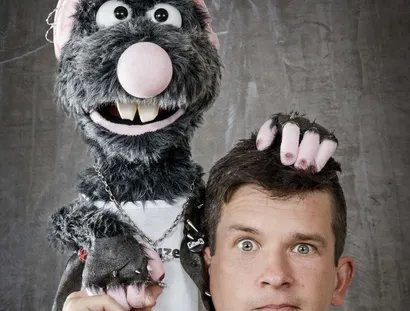 Tim Becker mit einer Handpuppe