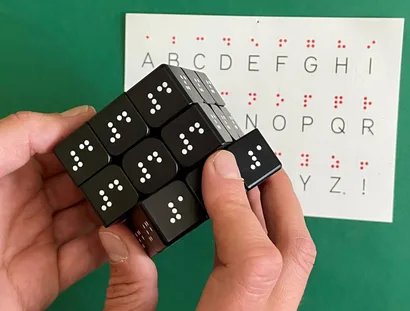 Buchstaben-Würfel in Braille-Schrift