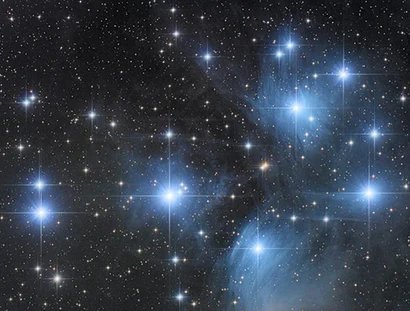 Blaue Sterne im Weltall.