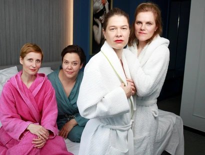 Meike Droste, Fritzi Haberlandt, Sabine Auf der Heyde & Holle Münster: Auf allen vieren – Eine Uraufführung nach dem Roman von Miranda July