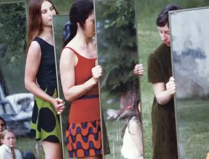 Joan Jonas, Mirror Piece I, Detail, 1969, Performance, Bard College, Annandale-on-Hudson, New York Fotografie von Joan Jonas