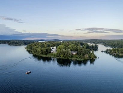 Pfaueninsel, Luftbild, im Vordergrund das Schloss