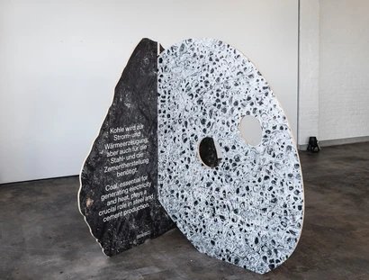 Display der Ausstellung "An die Substanz"