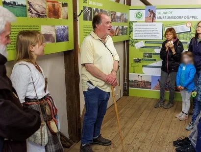 Während einer Führung durch die Ausstellung des Fördervereins Museumsdorf Düppel e. V.