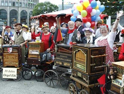 Winkende Drehorgelfans auf dem Internationalen Drehorgelfest auf dem Kudamm