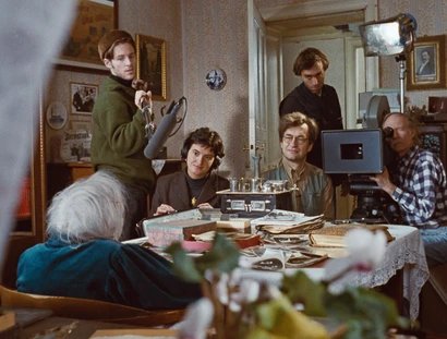 Lucie Hürtgen-Skladanowsky, Florian Gallenberger, Barbara Rohm, Wim Wenders, German Kral und Jürgen Jürgens bei den Dreharbeiten zu Die Gebrüder Skladanowsky (1996) von Wim Wenders mit Studierenden der HFF München