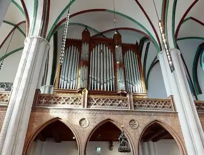 Blick hinauf zur Orgel im Museum Nikolaikirche