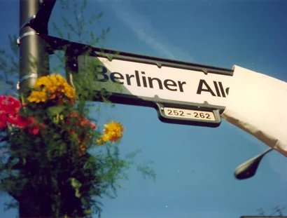 Enthüllung des Straßenschildes bei der Rückbenennung der Klement-Gottwald-Allee in Berliner Allee in Berlin-Weißensee, 31.08.1991