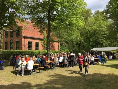 Jagdschloss Stern mit Besucher:innen