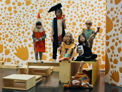 Sechs Kinder posieren in Kostümen