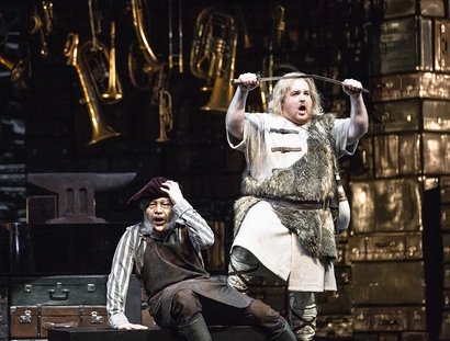 Clay Hilley als Siegfried, Ya-Chung Huang als Mime